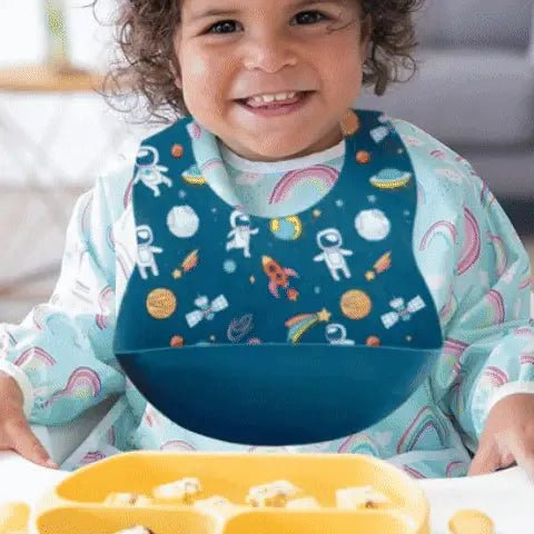 Bavoir bébé mignon vue de face | design adorable et couleurs vives pour les repas