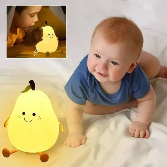 Bébé en haut bleu appuyé sur ses mains sur un lit, à côté d’une veilleuse en forme de poire éclairée en jaune, avec un encadré montrant un enfant près de la lampe