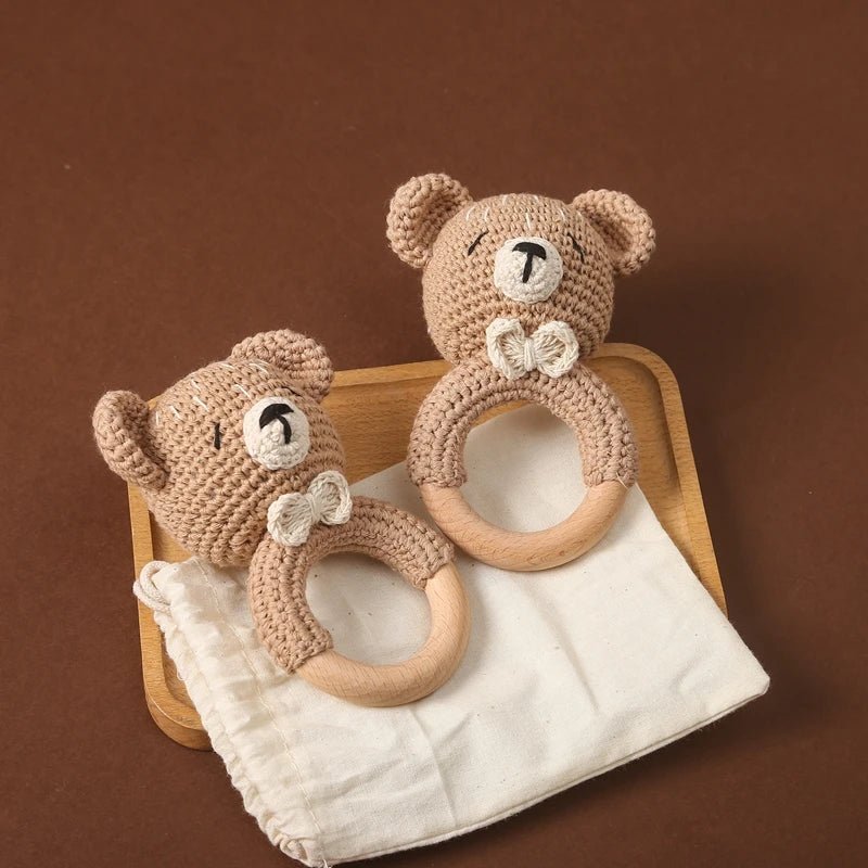 Hochet ourson posé sur une couverture – cadeau de naissance idéal
