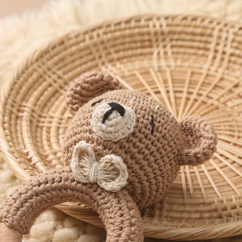 Textures variées du hochet ourson – stimulation sensorielle pour bébé