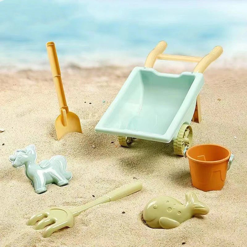 Enfant construisant un château de sable | Développement créatif et motricité fine