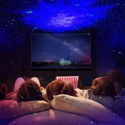 Trois personnes devant un téléviseur dans un salon, avec des projections bleues au plafond et des points lumineux sur les murs