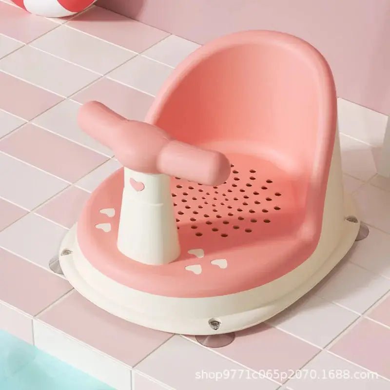 Parent donnant le bain avec siège sécurisé | moment serein et pratique au quotidien