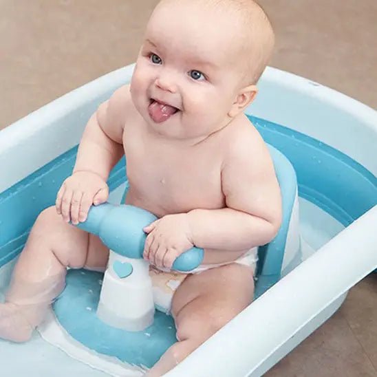 Bébé installé dans le siège de bain | position stable et confortable pendant le bain