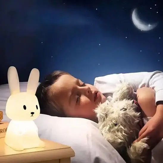 Veilleuse bébé petit lapin vue de face | éclairage doux et personnalisable pour la chambre