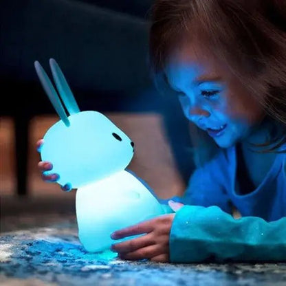 Veilleuse lapin éclairant de couleur bleue | intégration élégante dans la chambre de bébé