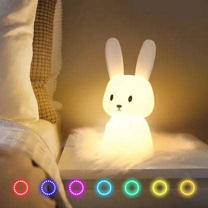 Veilleuse lapin allumée | atmosphère douce et apaisante pour le sommeil de bébé